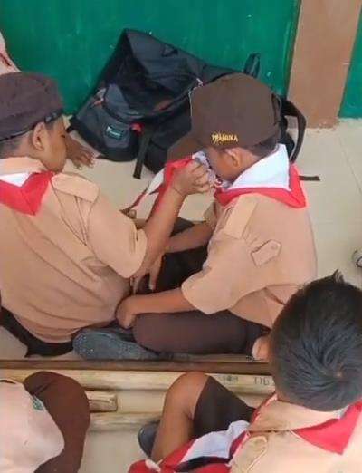 Aksi menyentuh siswa SD tenangkan temannya yang menangis.