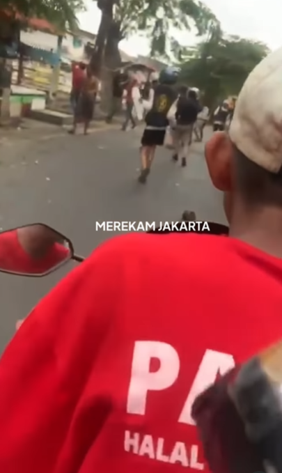 Perjuangan Kurir Nekat Terobos Tawuran Demi Antar Paket