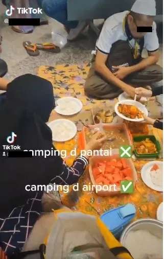 Heboh Keluarga Piknik di Bandara, Gelar Tikar dan Makanan di Lantai
