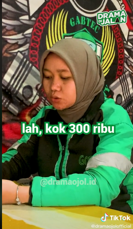 Antar Paket Berisi Kurma, Ojol Ini Menangis Dapat Tip Rp300 Ribu Antar Paket Berisi Kurma, Ojol Ini Menangis Dapat Tip Rp300 Ribu