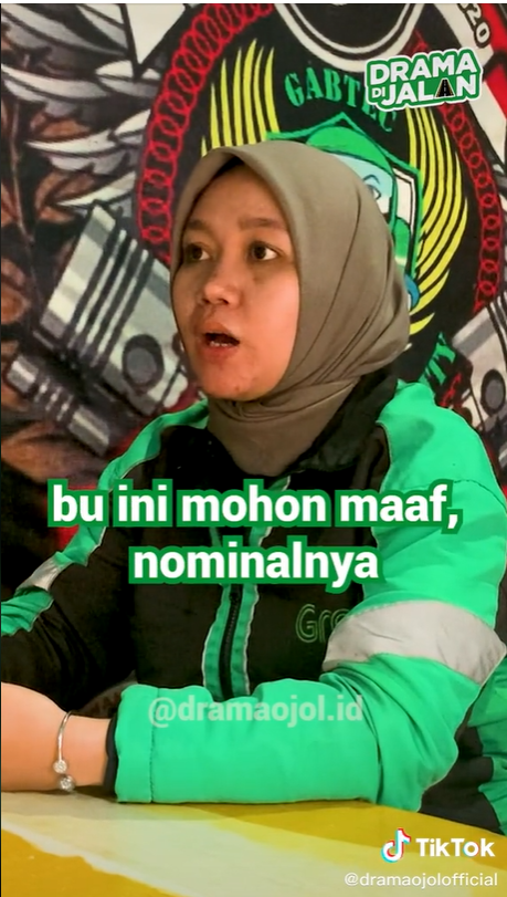 Antar Paket Berisi Kurma, Ojol Ini Menangis Dapat Tip Rp300 Ribu Antar Paket Berisi Kurma, Ojol Ini Menangis Dapat Tip Rp300 Ribu
