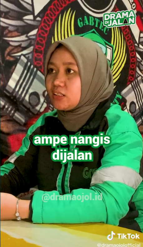 Antar Paket Berisi Kurma, Ojol Ini Menangis Dapat Tip Rp300 Ribu Antar Paket Berisi Kurma, Ojol Ini Menangis Dapat Tip Rp300 Ribu