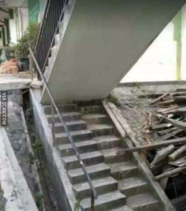 Potret deretan tangga yang bikin bingung dan gagal paham.