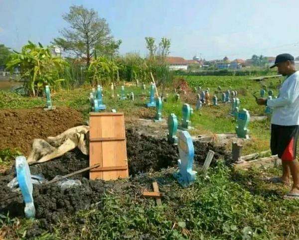 Makam dibongkar tali pocongnya diambil.