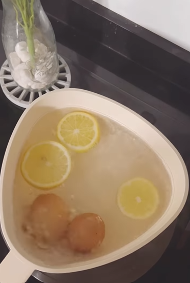 Merebus Telur dan Irisan Lemon