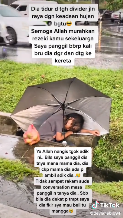 Dagangan Sepi Akibat Hujan, Bocah Penjual Mangga Ini Sampai Tertidur di Selokan Dagangan Sepi Akibat Hujan, Bocah Penjual Mangga Ini Sampai Tertidur di Selokan