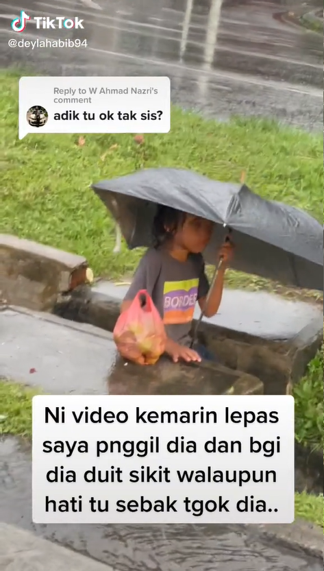 Dagangan Sepi Akibat Hujan, Bocah Penjual Mangga Ini Sampai Tertidur di Selokan Dagangan Sepi Akibat Hujan, Bocah Penjual Mangga Ini Sampai Tertidur di Selokan
