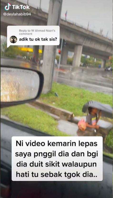Dagangan Sepi Akibat Hujan, Bocah Penjual Mangga Ini Sampai Tertidur di Selokan Dagangan Sepi Akibat Hujan, Bocah Penjual Mangga Ini Sampai Tertidur di Selokan