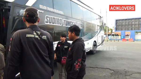 Potret cantiknya kenek bus wanita.