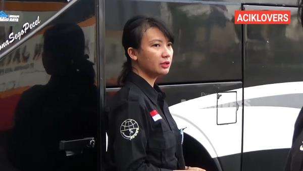 Potret cantiknya kenek bus wanita.