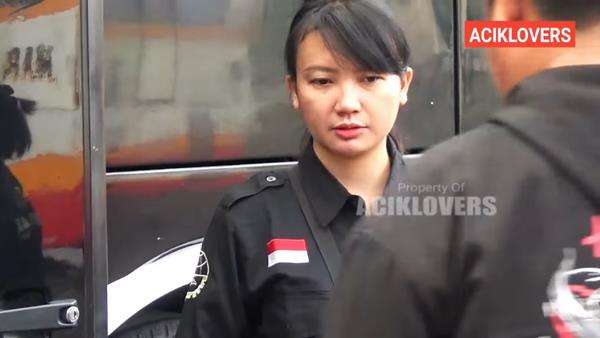 Potret cantiknya kenek bus wanita.