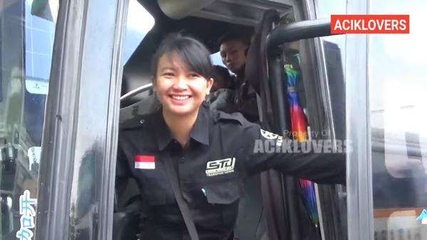 Potret cantiknya kenek bus wanita.