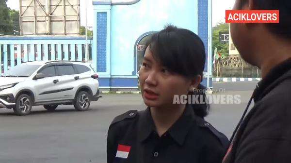 Potret cantiknya kenek bus wanita.