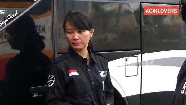 Potret cantiknya kenek bus wanita.