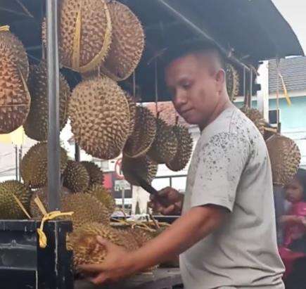 Viral penjual durian mirip Ferdy Sambo.