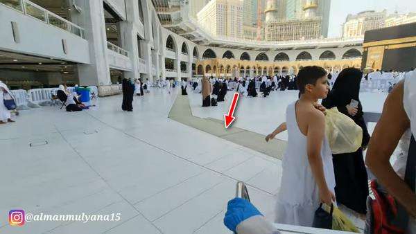 Pembuangan air di sekitar Kabah.