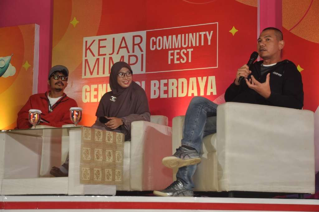 Muhamad Firdaus Andjar (kanan), Dewi Nur Aisyah (tengah) dan Muklay (kiri)