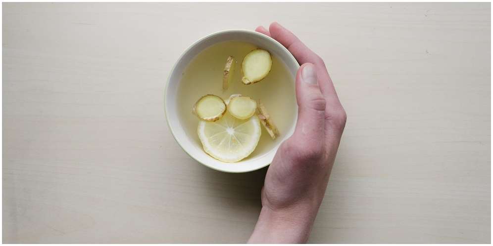 Manfaat Air Lemon Hangat yang Diminum Malam Hari