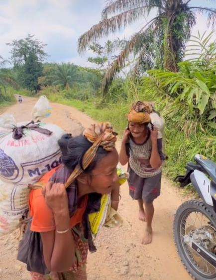 Masih ngeluh gaji kecil? Lihat perjuangan dua nenek ini.
