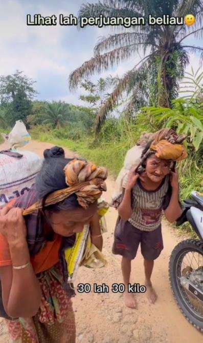 Masih ngeluh gaji kecil? Lihat perjuangan dua nenek ini.