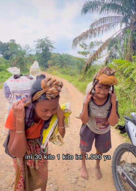 Masih ngeluh gaji kecil? Lihat perjuangan dua nenek ini.
