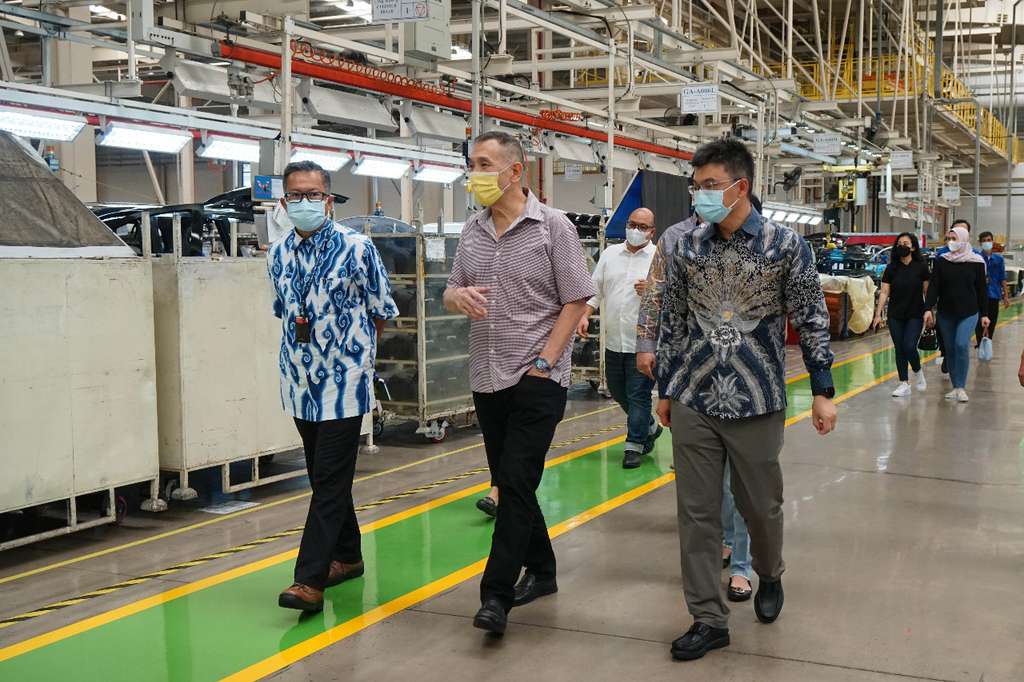 Serah terima Wuling Air ev ke Jusuf Hamka