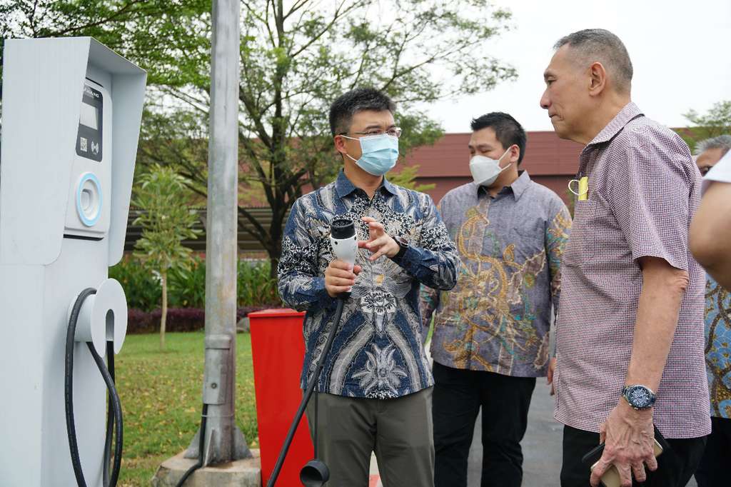 Serah terima Wuling Air ev ke Jusuf Hamka