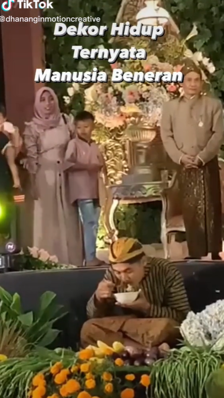 Dekorasi Pernikahan Unik, Pakai 'Hiasan' Manusia Sungguhan