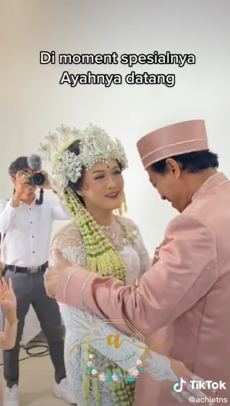 Momen Haru Pertemuan Pengantin dengan Ayah yang Jarang Pulang