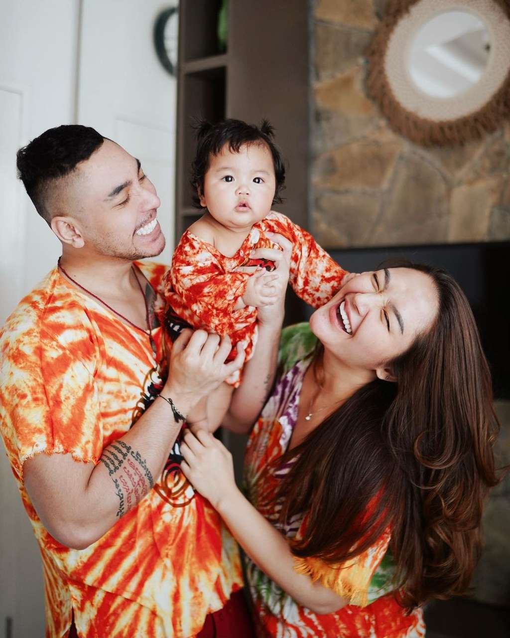 Krisjiana bersama Sibad dan putrinya Xarena