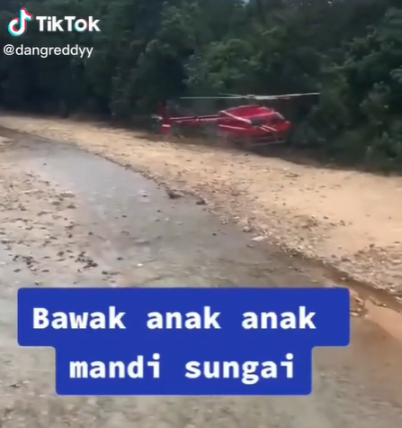 Viral Aksi Bapak Bawa Anak Main ke Sungai Naik Helikopter Viral Aksi Bapak Bawa Anak Main ke Sungai Naik Helikopter