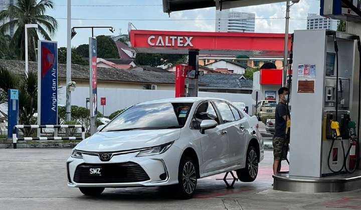 Kendaraan berpelat Singapura isi BBM di SPBU Malaysia