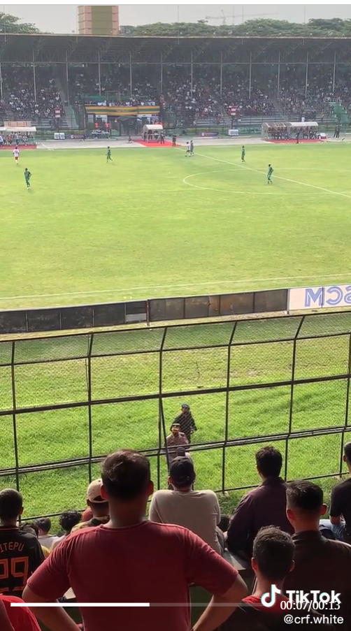 suporter sepak bola teriaki sambo