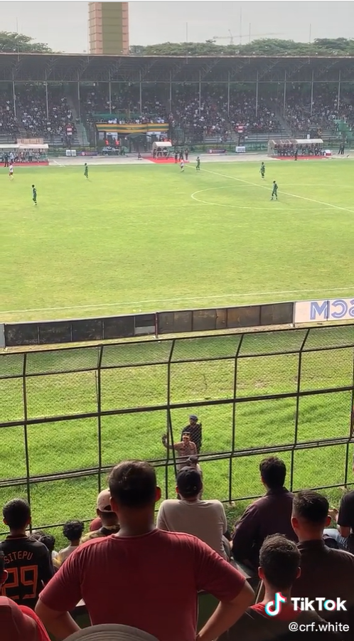suporter sepak bola teriaki sambo