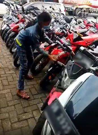 Tak kuat bayar cicilan, hancurkan sepeda motor.