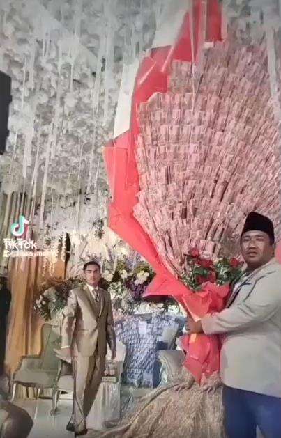 Pria di Madura sumbang pengantin dengan buket uang raksasa.