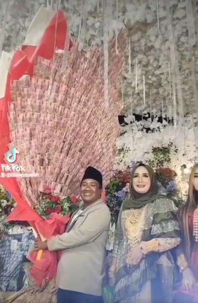 Pria di Madura sumbang pengantin dengan buket uang raksasa.