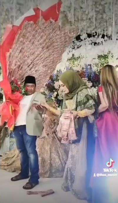 Pria di Madura sumbang pengantin dengan buket uang raksasa.