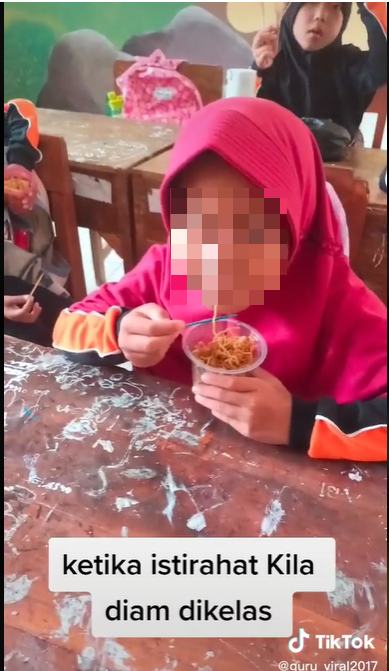 Lihat Murid Diam di Kelas Saat Jam Istirahat, Aksi Guru Ini Bikin Haru