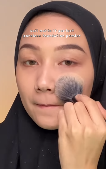 Memakai Bedak