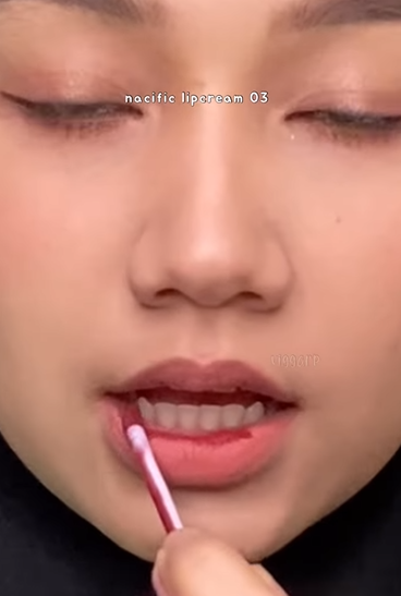 Memakai Lipstik