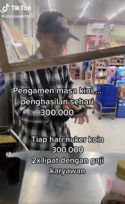 Pengamen 'tajir' traktir karyawan bergaji tetap.