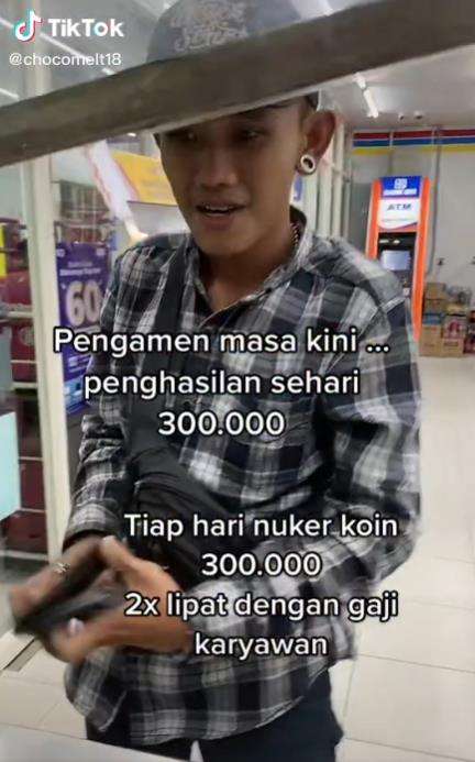 Pengamen 'tajir' traktir karyawan bergaji tetap.