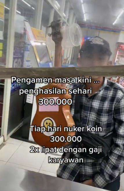 Pengamen 'tajir' traktir karyawan bergaji tetap.