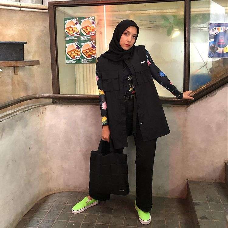 Jenahara berbalut vest hitam