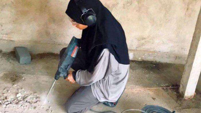 Dana Tipis Mau Bangun Rumah, Ustazah Ini Rela Jadi Tukang Bangunan