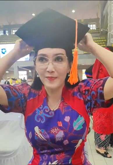 Wisuda Rieke Diah Pitaloka