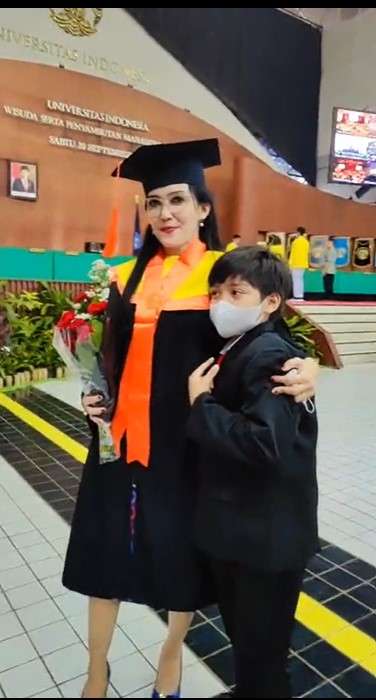 Wisuda Rieke Diah Pitaloka