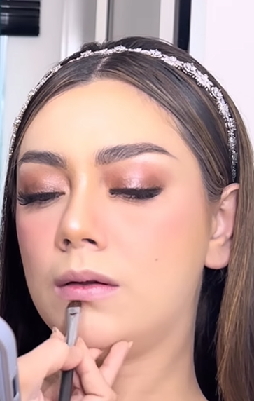 Memakai Bronzer