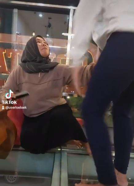 Emak-emak ngesot di lantai kaca.